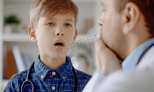 小男孩向医生展示他的喉咙