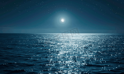 月亮夜晚背景摄影照片_海洋上平静的夜晚