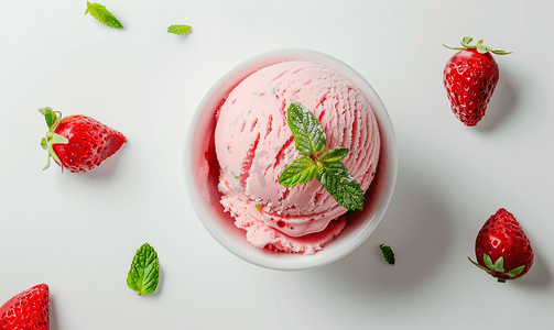 白色背景上的一勺草莓冰淇淋上面有薄荷