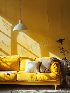 黄色椅子摄影照片_客厅里空荡荡的黄色布艺沙发