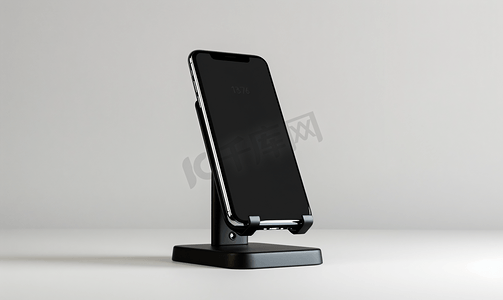 手机支架桌黑色铝金属与智能手机孤立在白色