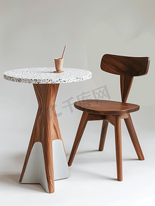 边桌是水磨石桌面和木底座实木或硬木椅子