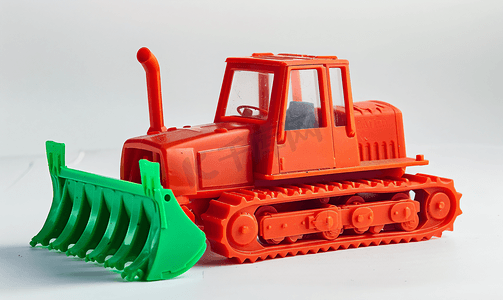 红漆塑料玩具推土机带绿色通用刀片白色隔离
