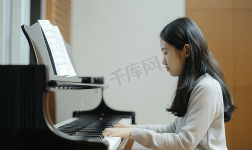 音乐笔记摄影照片_小黑头发女孩在教育课上弹钢琴校对P