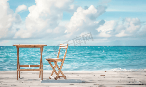 海滩沙滩摄影照片_带海滩背景的木桌凳和椅子
