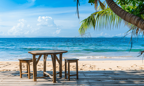 带海滩背景的木桌凳和椅子