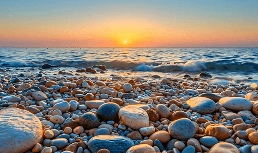 日落时分的红海鹅卵石海滩