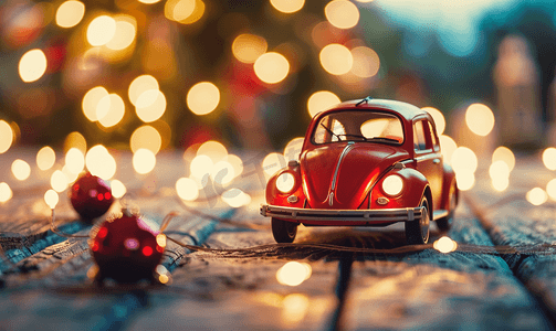 带圣诞灯的木质背景微型汽车