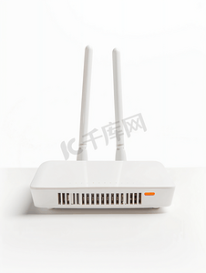 白色无线互联网路由器带有两个天线白色隔离