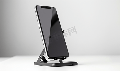 三角桌牌样机摄影照片_手机支架桌黑色铝金属与智能手机孤立在白色