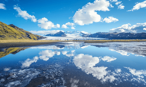 自然风景区摄影照片_索尔黑马冰川附近水坑里的冰正在融化