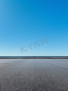 扁平化粉色边框摄影照片_蓝天下覆盖着现代扁平沥青防水涂层的屋顶