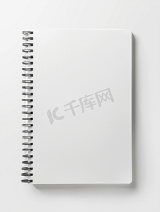 技术简历模板摄影照片_白色背景下孤立的空白白色螺旋笔记本