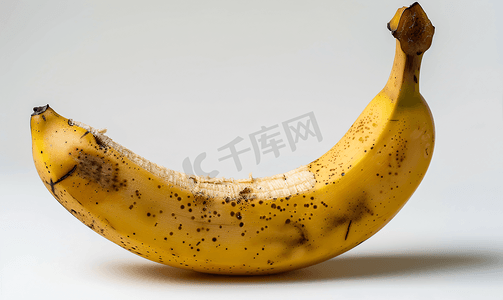 白色背景下孤立的单个黄香蕉