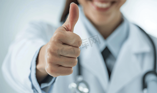 保健医学微笑的女医生竖大拇指