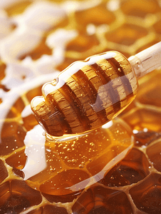 一滩黄色的蜂蜜和木棍的特写