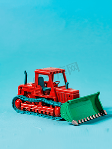 红漆塑料玩具推土机绿色通用刀片绿松石上隔离