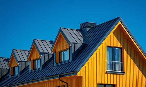无云天空下现代房屋的屋顶金属屋顶方法