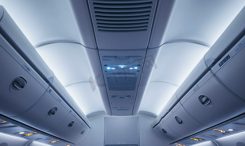 相机飞机摄影照片_飞机上带有灯光和通风装置的顶板