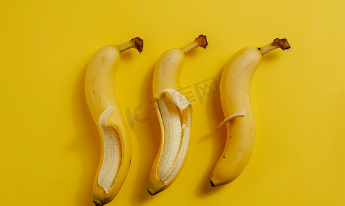 分离出的四片黄香蕉皮