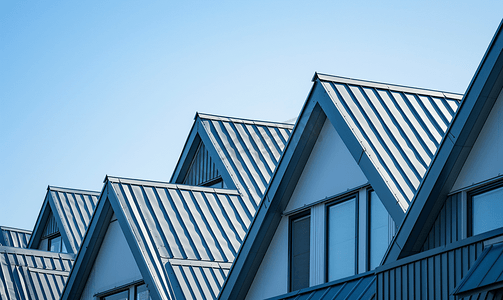 无云天空下现代房屋的屋顶金属屋顶方法