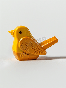 形状图标摄影照片_独特的二手黄色铅笔刀形状像一只鸟与白色隔离