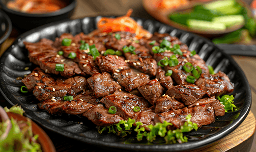 传统韩国烤肉菜薄切烤牛肉正面图