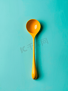 黄色的勺子用来舀绿松石上分离的汤