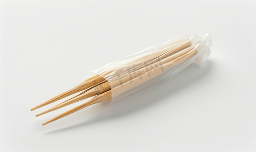 牙签由木头制成包裹着塑料孤立在白色
