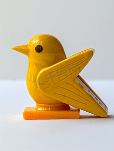 橙色渐变丝带摄影照片_独特的二手黄色铅笔刀形状像一只鸟与白色隔离