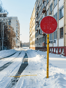 禁止狗在建筑物附近区域行走的圆形红色标志雪地上有黄色标记