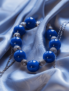 蓝色丝球和银戒指制成的项链
