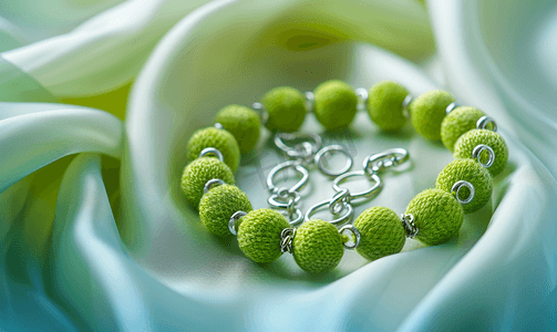 绿色丝球和金属环制成的项链