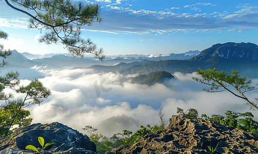 雾蒙蒙的山丘到山谷的美景