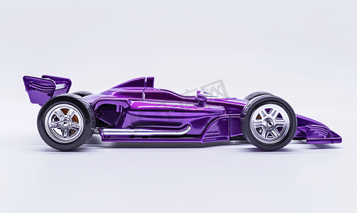 白色背景下孤立的紫色赛车模型玩具