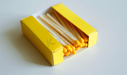 黄色盒火柴上白色孤立
