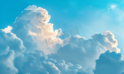 蓝色手绘板报素材摄影照片_蓝色午后天空中蓬松的云