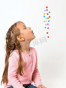 小女孩训练在白色背景上发音字母