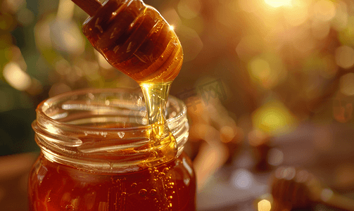 蜂蜜从木棍流到玻璃罐里