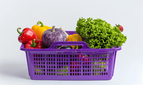 卡通图形图案摄影照片_紫色塑料篮通常用来放置蔬菜和水果