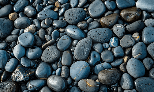 维克村雷尼斯黑沙滩上的鹅卵石