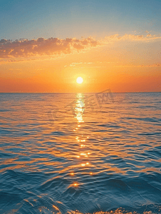 海上沙滩摄影照片_美丽的日落在海上