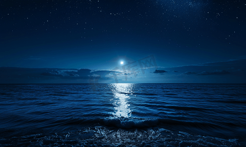 月亮夜晚背景摄影照片_海洋上平静的夜晚