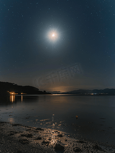 海上的夜空满月和星星