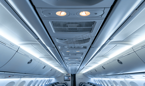 相机飞机摄影照片_飞机上带有灯光和通风装置的顶板