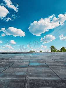扁平化飘动摄影照片_蓝天下覆盖着现代扁平沥青防水涂层的屋顶