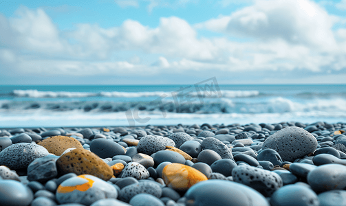 玄武岩摄影照片_冰岛雷尼斯黑沙滩的鹅卵石和岩石背景是大海