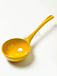 黄色的勺子用来舀白色的汤