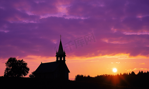 欧洲教堂建筑摄影照片_金色紫色夕阳天空上教堂和森林地平线的黑色剪影云彩柔和