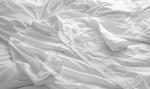 服装标志摄影照片_棉质衬衫上的白色洗衣护理洗涤说明衣服标签